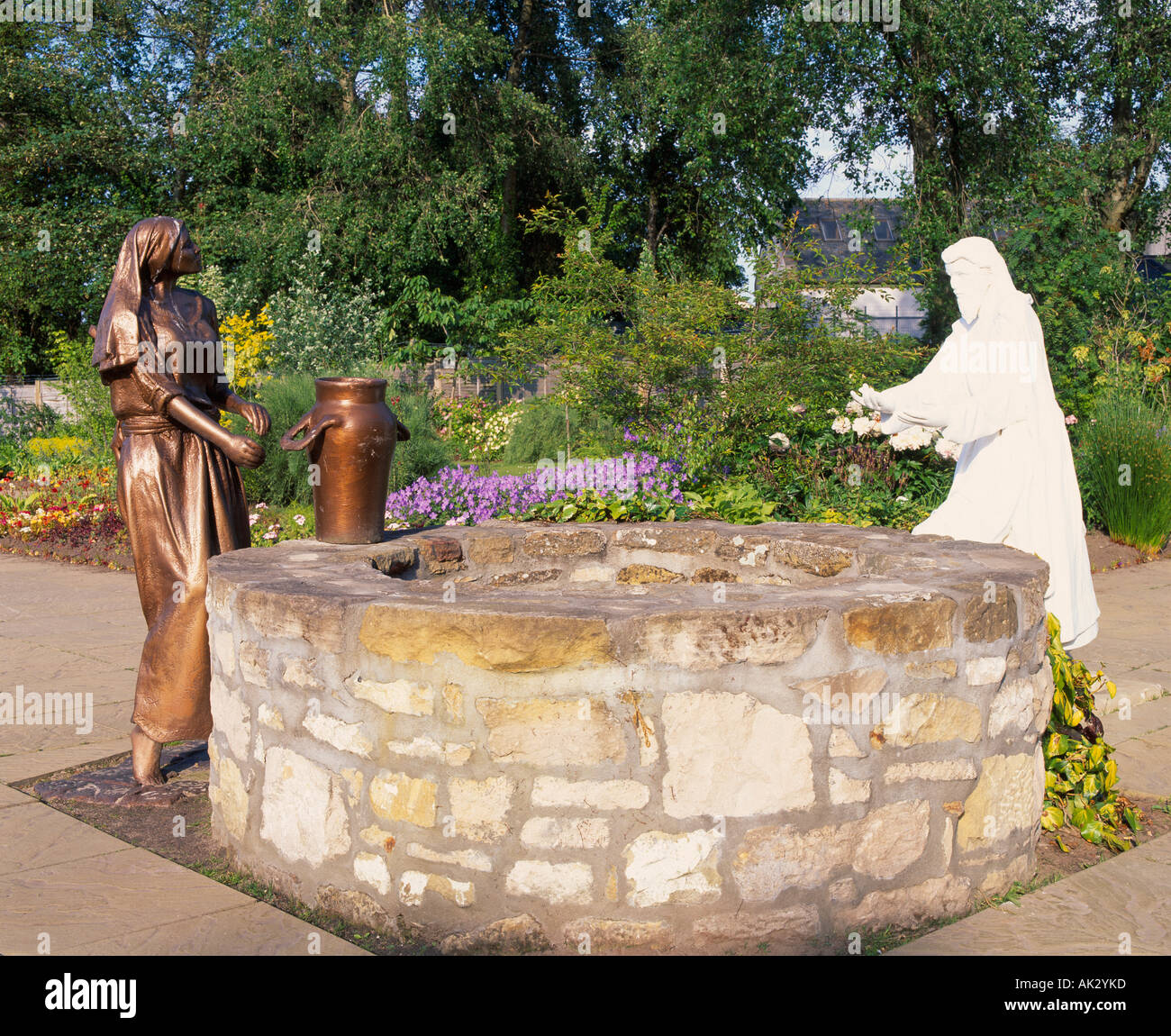 Darstellung von Jesus und die Frau am Brunnen in Samaria, der biblischen Gärten, Elgin, Moray, Schottland, UK Stockfoto