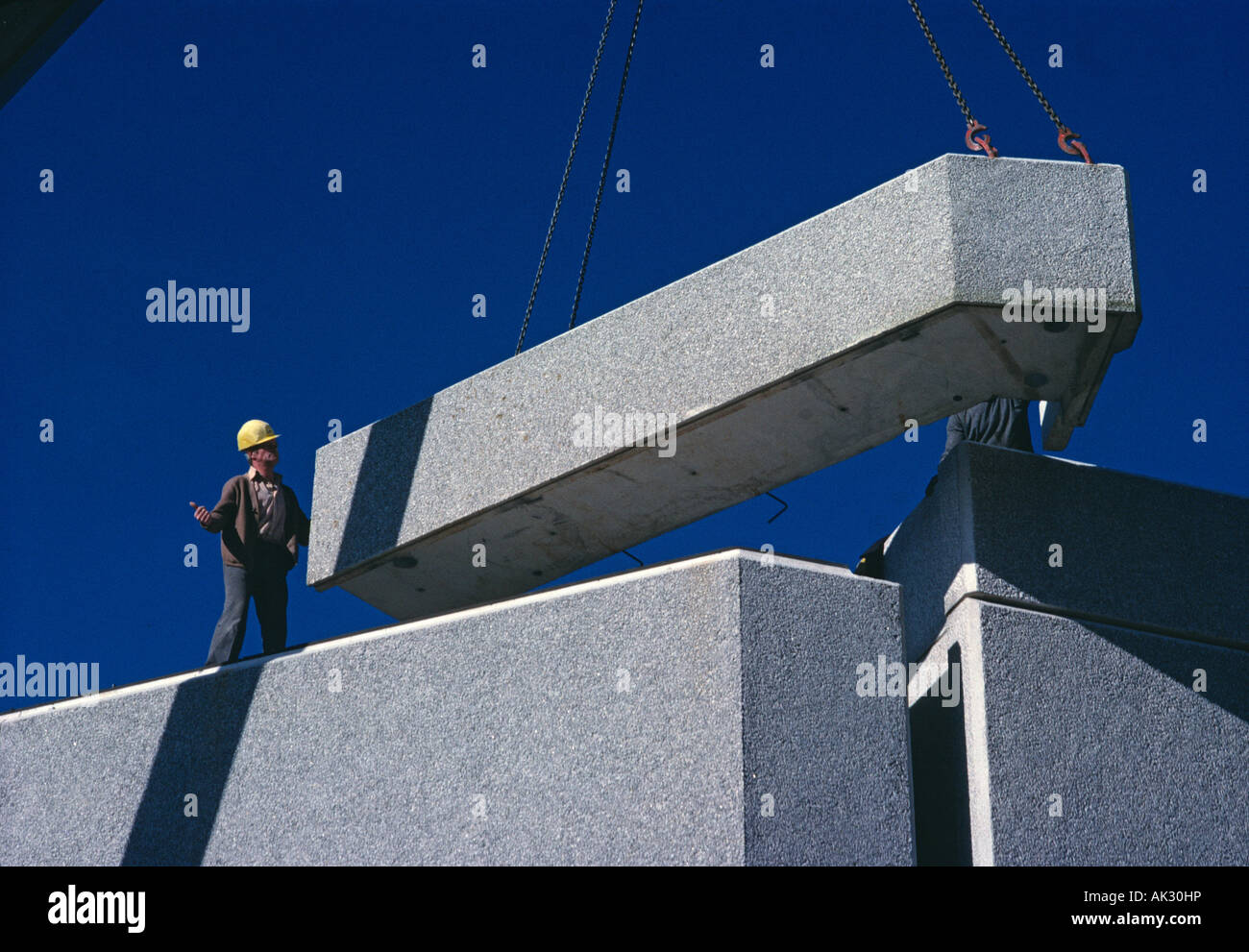 Bau Ingenieur guiding Kran Positionierung vorgefertigte Gebäude aus Beton Abschnitt. Stockfoto