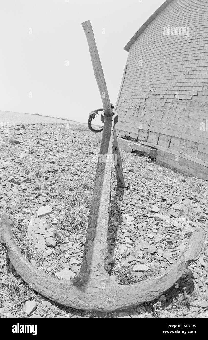 Alte Anker am Strand mit Schuppen im Hintergrund Uid 1431018 Stockfoto