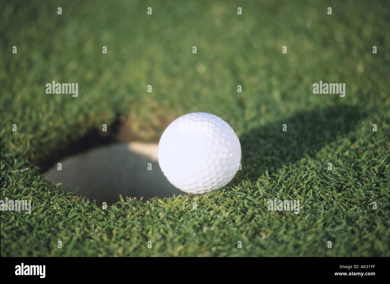 Golfball in der Nähe von Loch 0001 Stockfoto