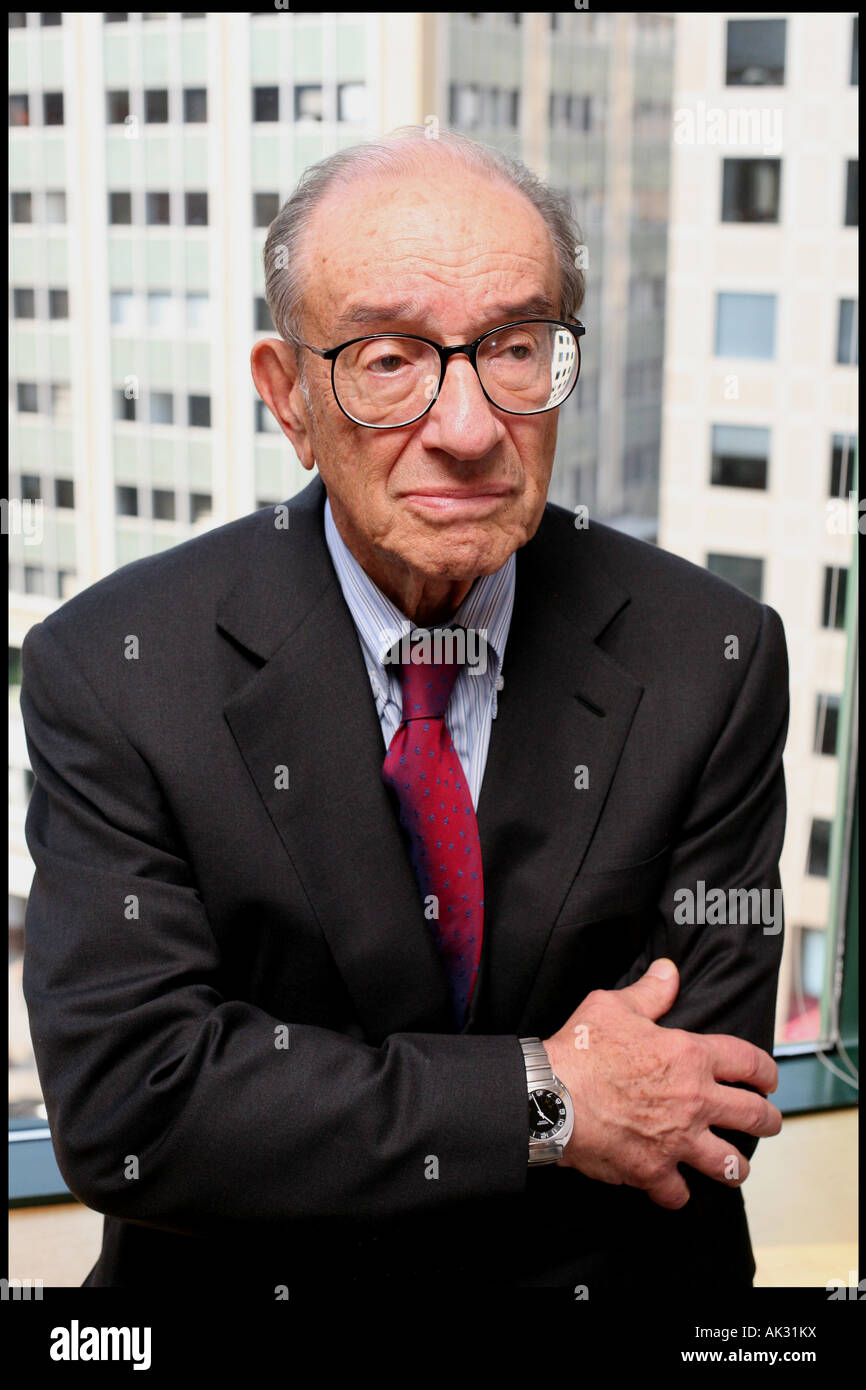 Alan Greenspan in seinem Büro in Washington, D.C. Stockfoto