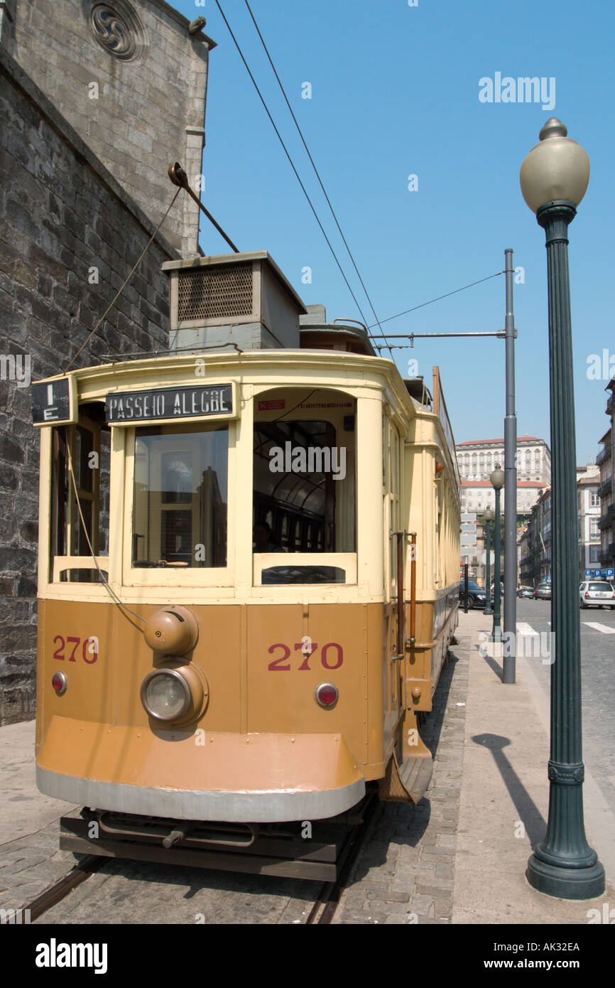 Typische Straßenbahn in Porto, Portugal Stockfoto