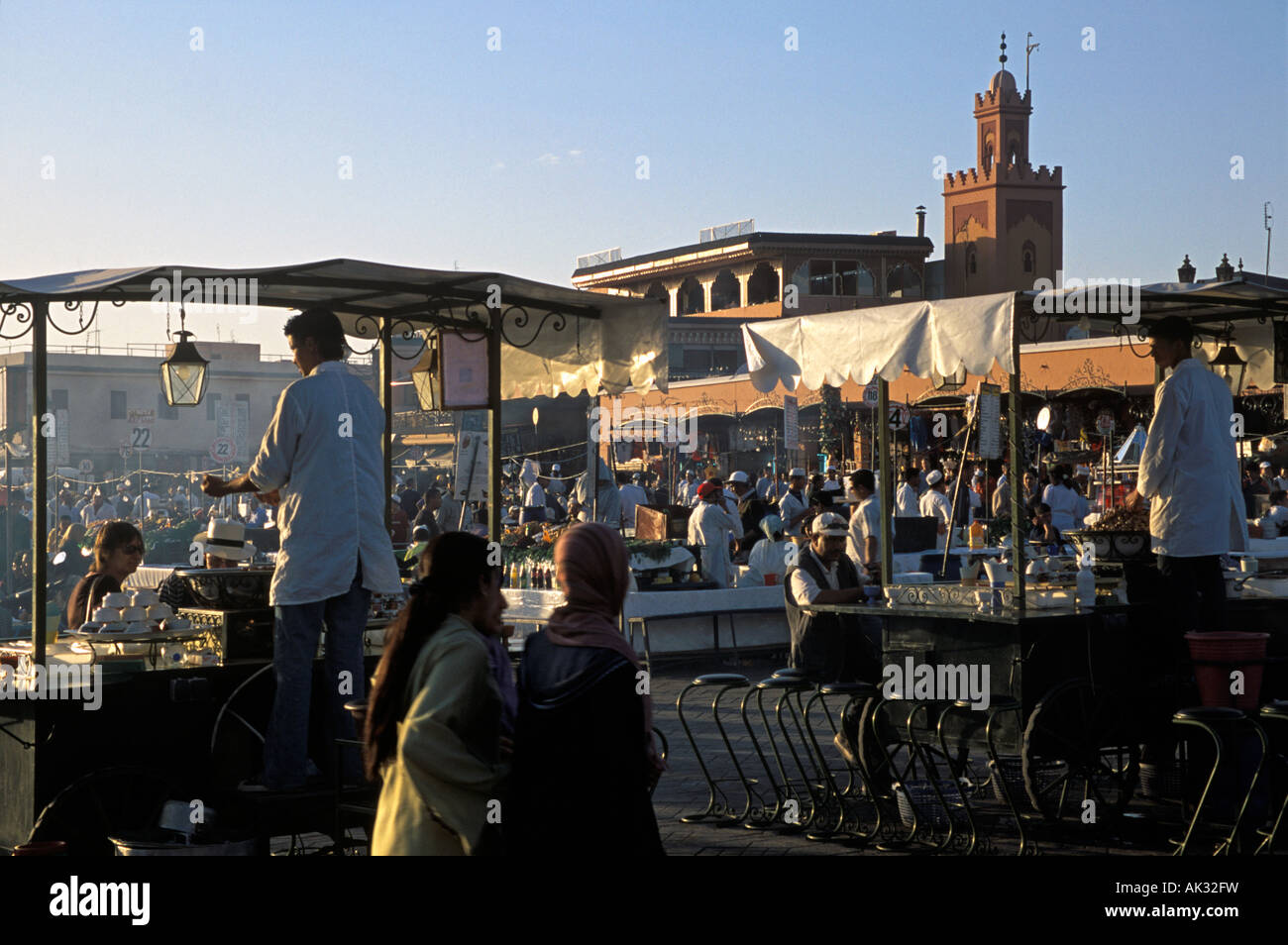 Djemaa el Fna Essensstände in der Dämmerung - Marrakech, Marokko Stockfoto