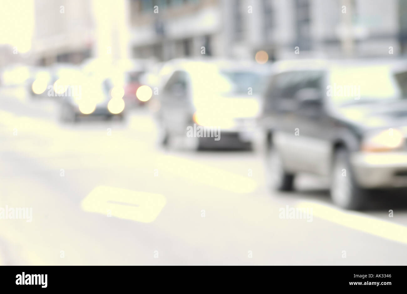 Autos fahren entlang Stadt Straße Stockfoto