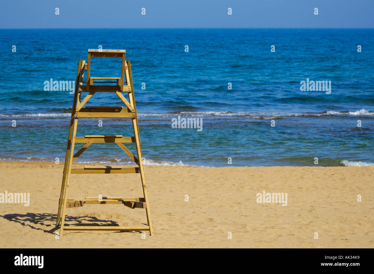 Rettungsschwimmer Stuhl bei La Mata Strand an der Costa Blanca Küste von Spanien. Stockfoto