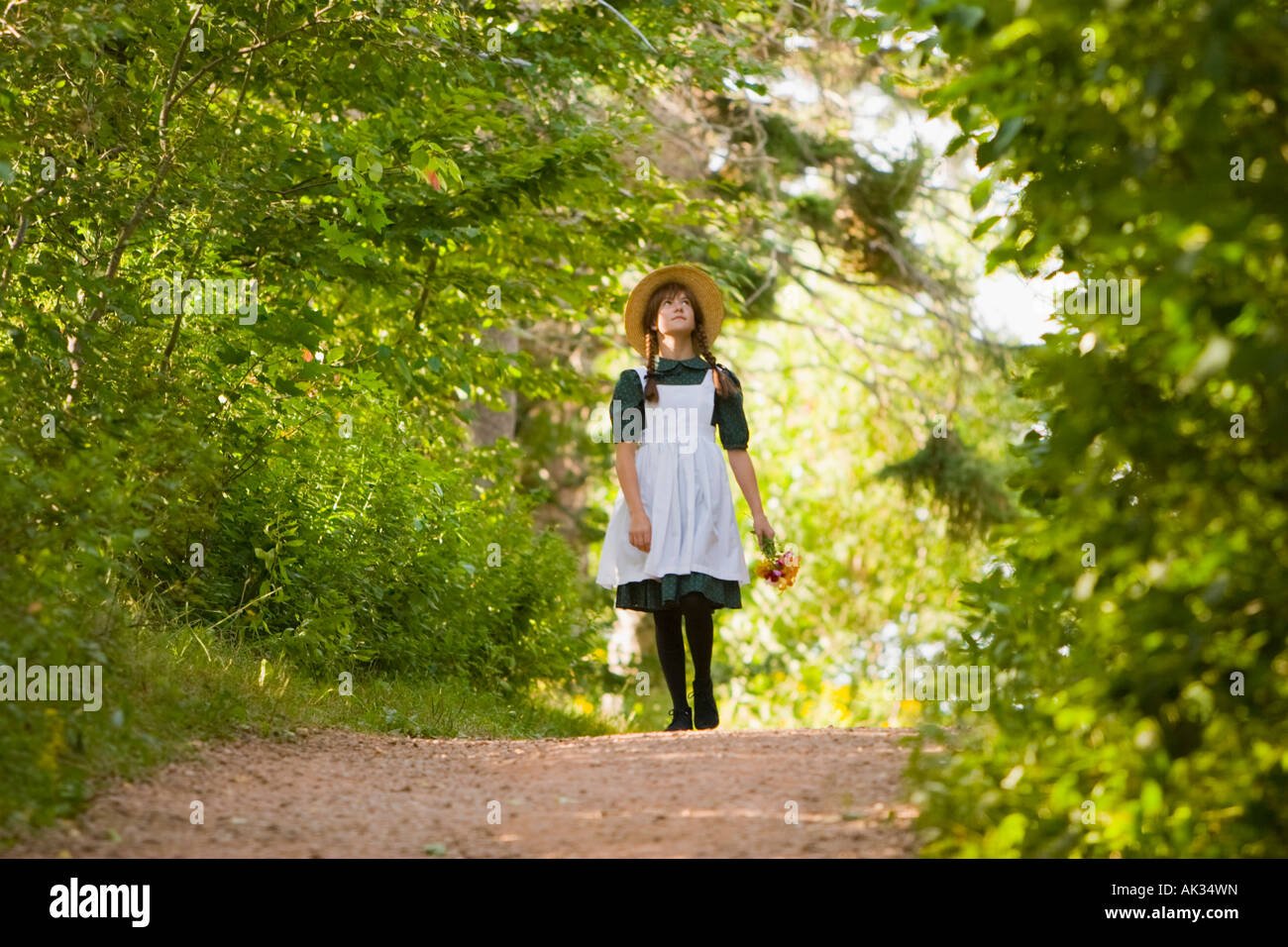 Junges Mädchen mit Hut und Zöpfe Anne of Green Gables zu Fuß durch Liebhaber s Lane von Green Gables nach Hause Cavendish PEI Canada Stockfoto