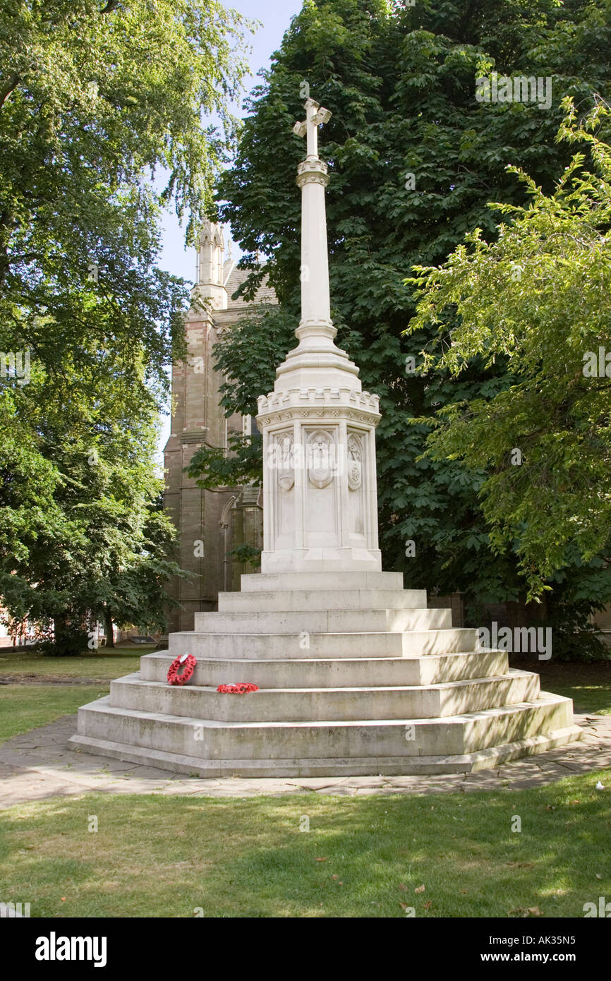 Kriegerdenkmal in Worcester neben der Kathedrale Stockfoto