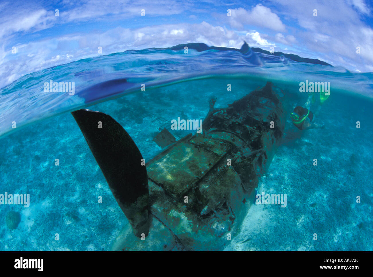 Unter über Foto der japanischen Zero Fighter und Schnorchler in seichtem Wasser Palau Mikronesien Stockfoto