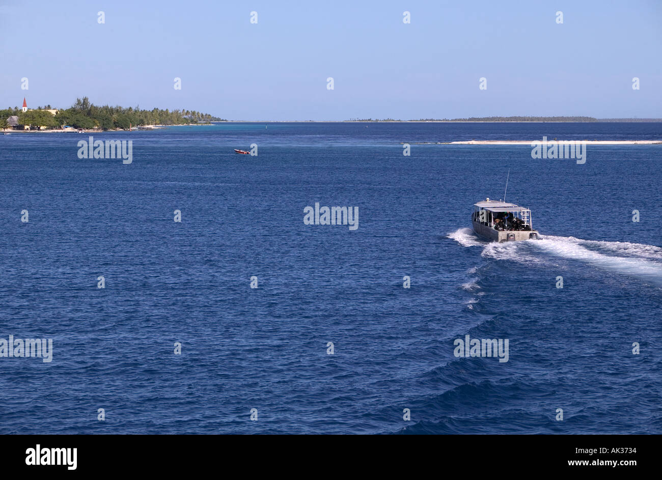 Tauchboot lässt Mutterschiff für Tauchgang Rangiroa Französisch-Polynesien Stockfoto