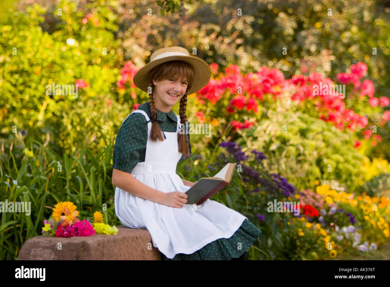 Junges Mädchen mit Hut und Zöpfe posiert als Anne of Green Gables von Green Gables nach Hause Cavendish Prince Edward Island Kanada Stockfoto