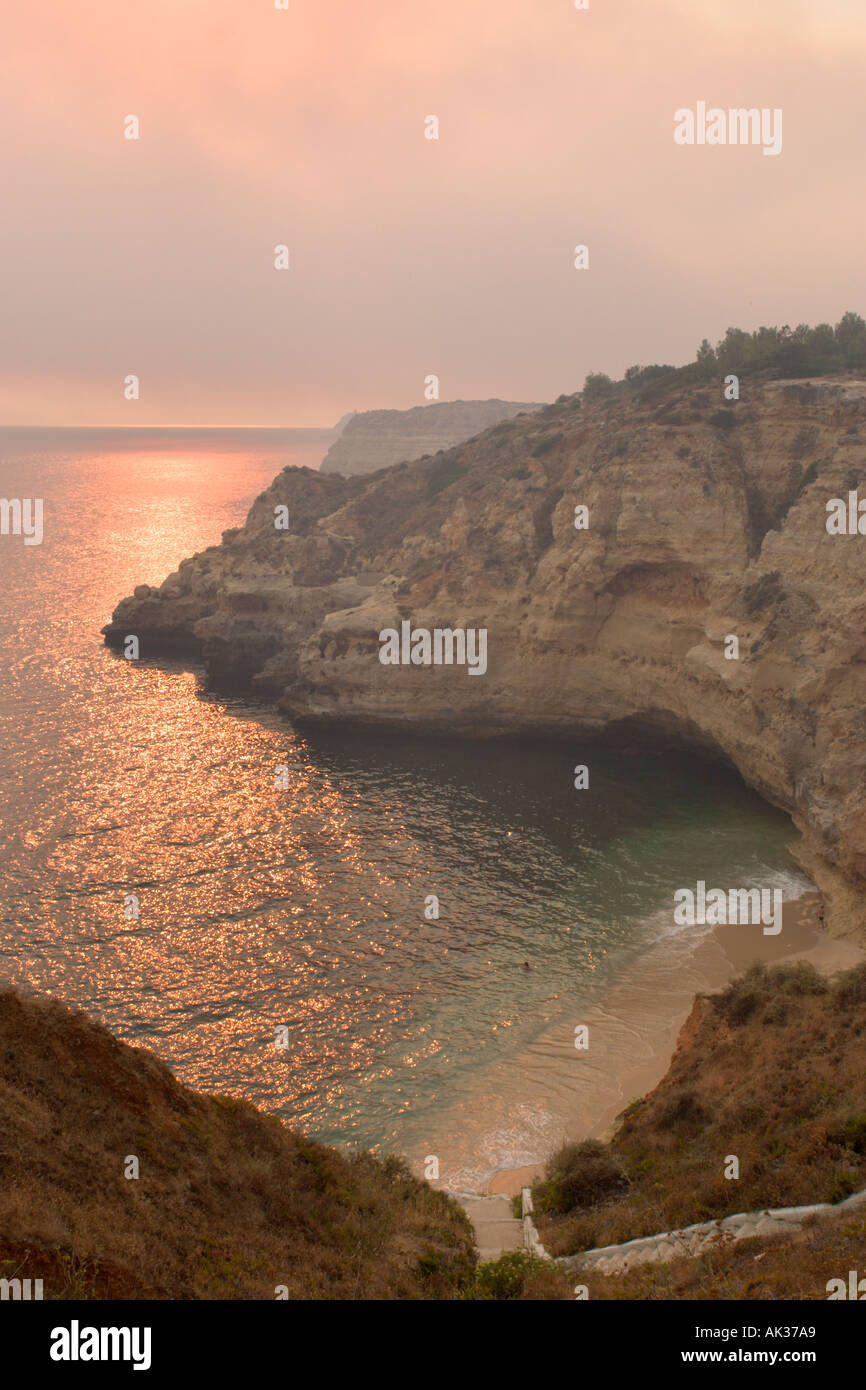 Strand bei Sonnenuntergang, Carvoeiro, Algarve, Portugal Stockfoto