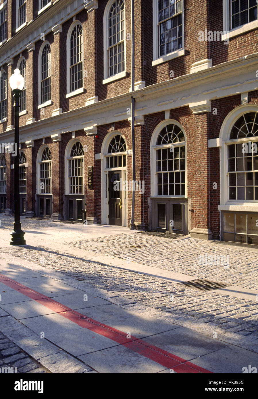 Die rote Linie von der Freedom Trail führt vorbei an Faneuil Hall in Boston, Massachusetts Stockfoto