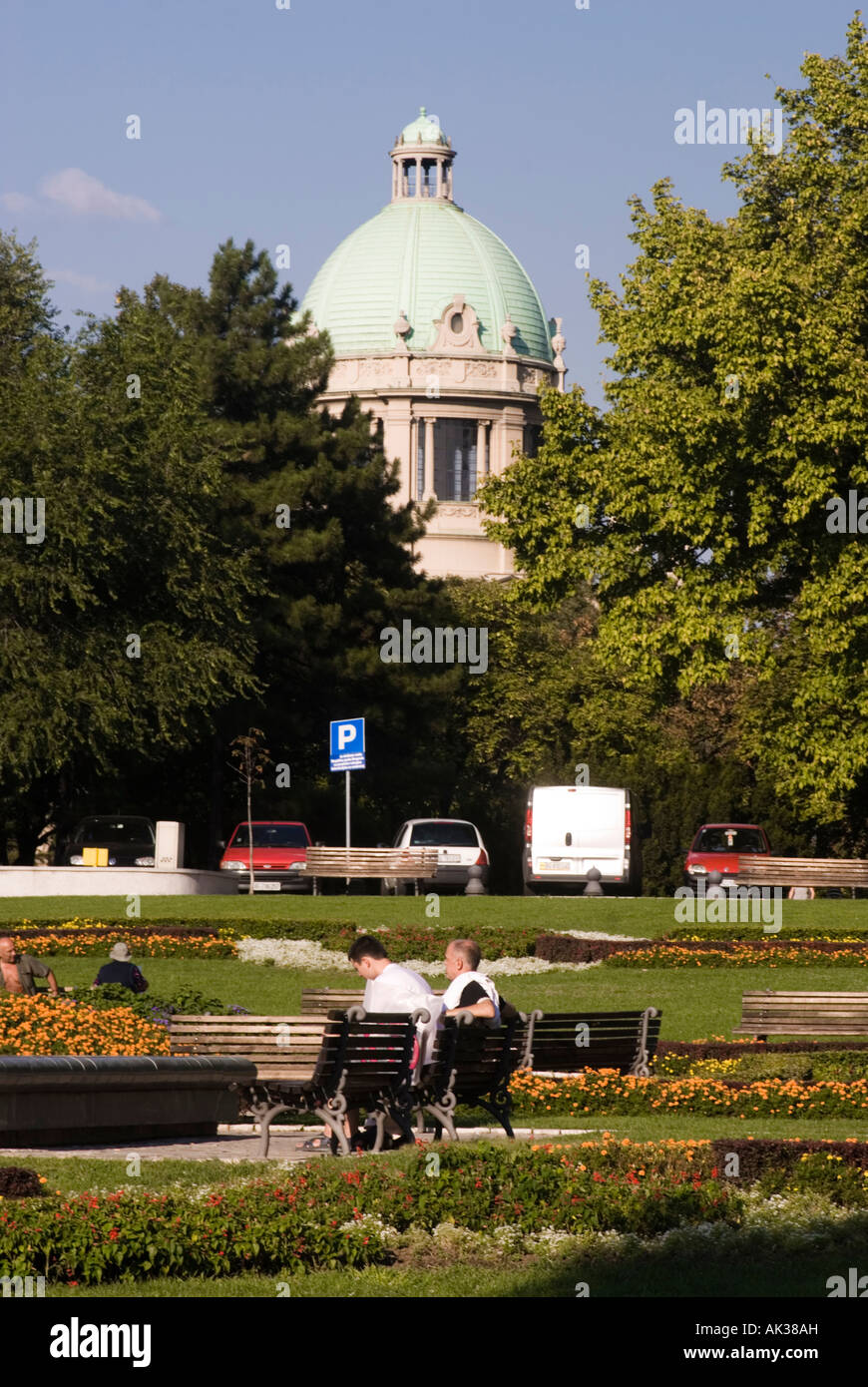 Man spricht in einem Park in Belgrad, Serbien Stockfoto