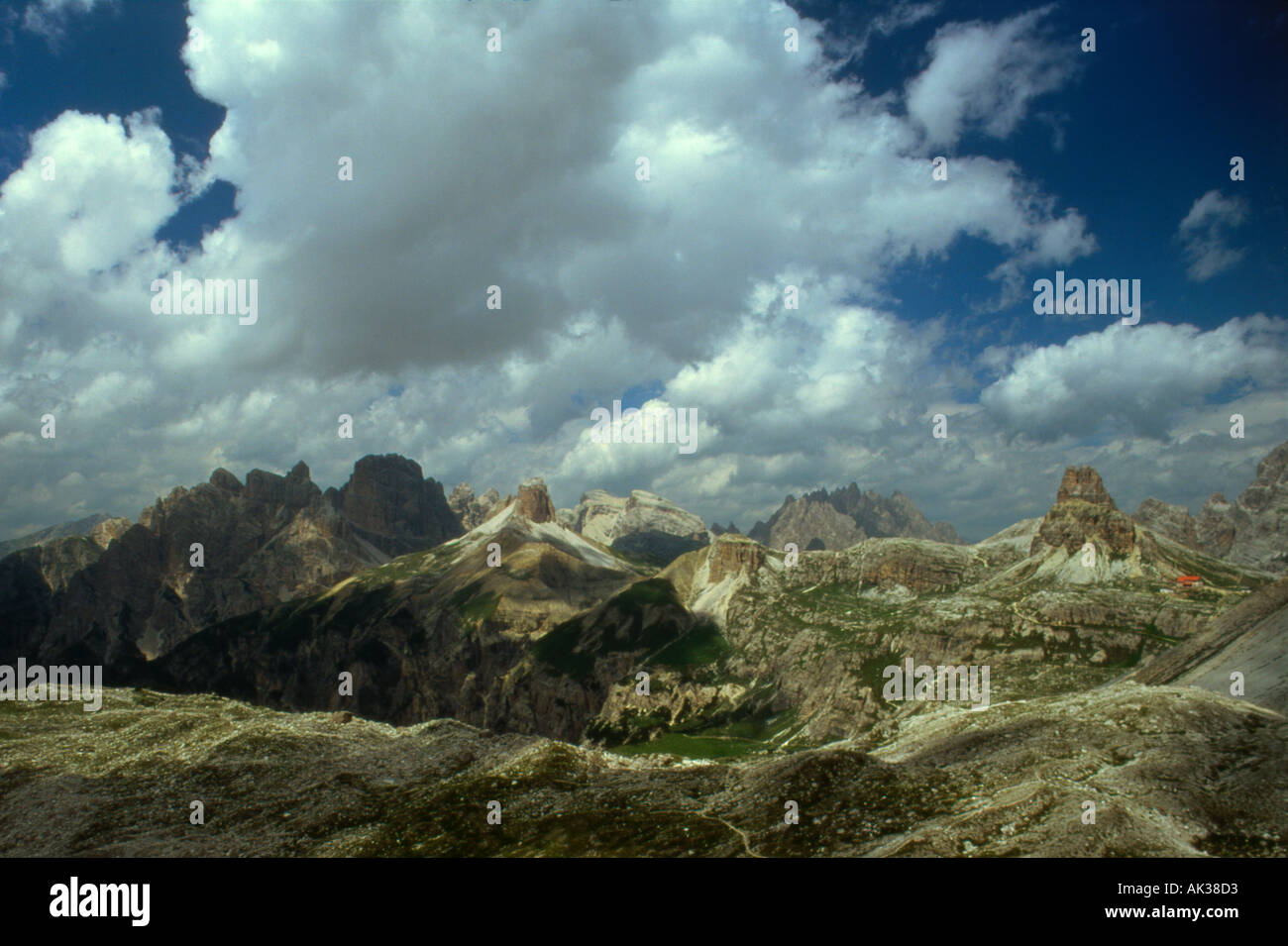 Ein herrlichen Ausblick öffnet sich von Forcella Lavaredo neben Tre Cime Croda dei Rondoi Torre dei Scarper und Torre di Toblin Stockfoto