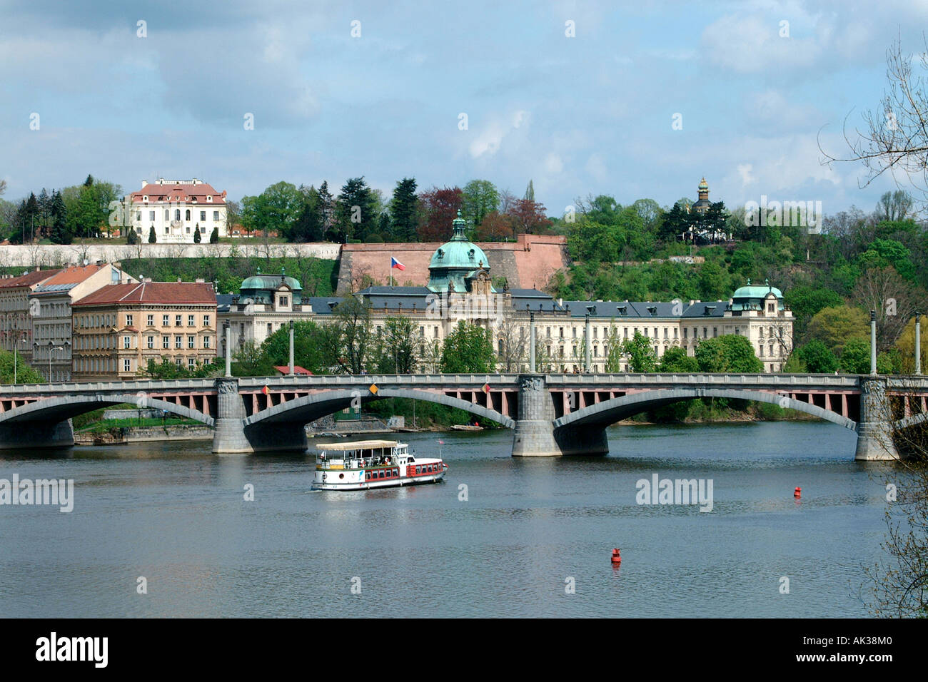 Manesuv Most/Manes Bridge flussaufwärts von der Karlsbrücke, Prag, Tschechien Stockfoto