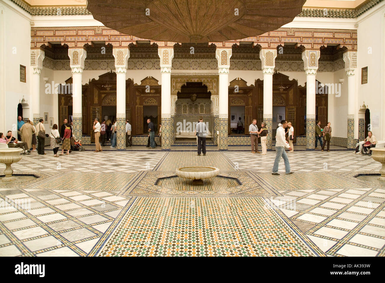Der zentrale Innenhof des Palais de la Bahia (Bahia-Palast) - Musee du Marrakesch oder das Museum von Marrakesch, Marrakesch, Marokko, Nordafrika. Stockfoto