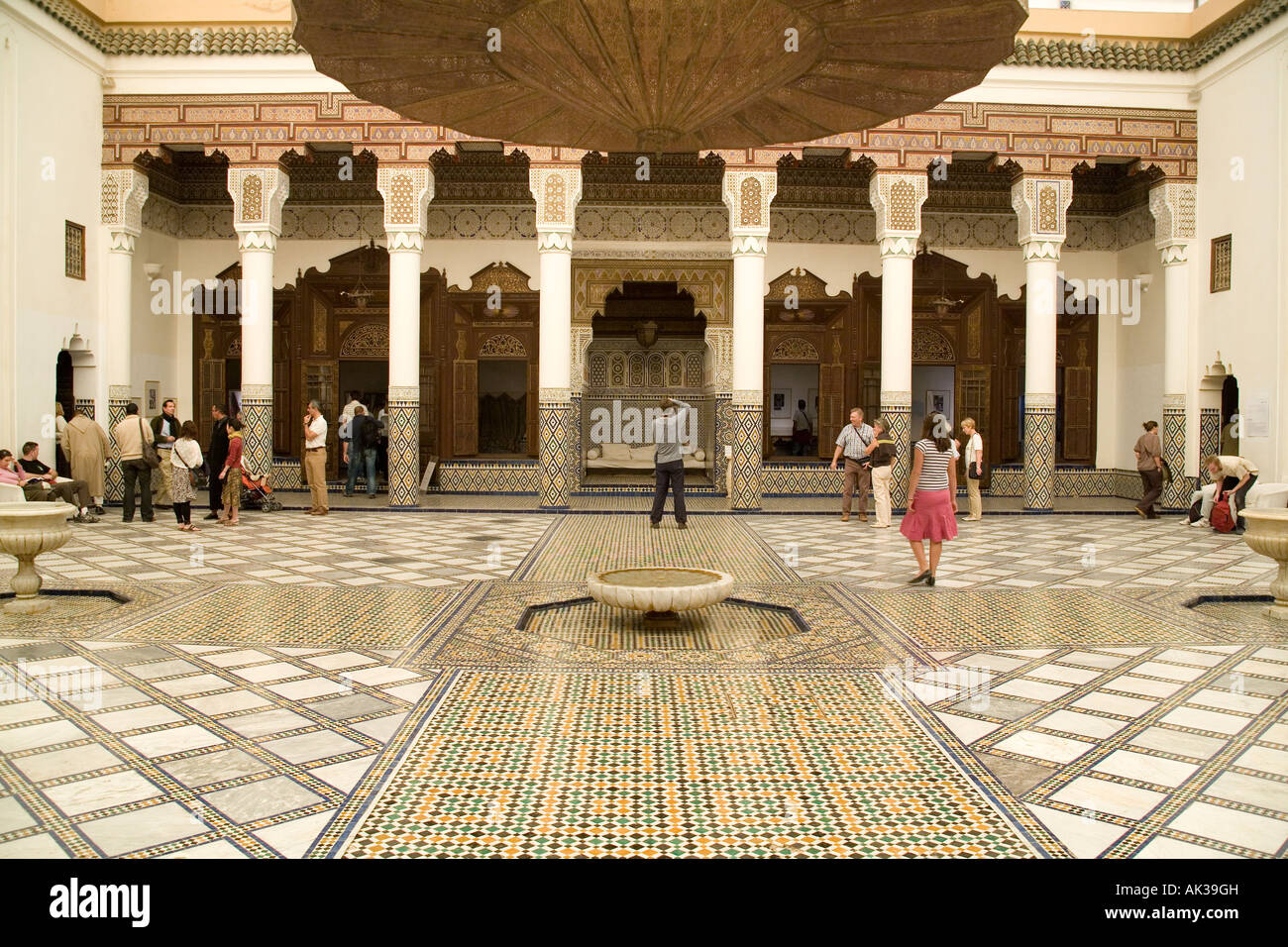 Der zentrale Innenhof des Palais de la Bahia (Bahia-Palast) - Musee du Marrakesch oder das Museum von Marrakesch, Marrakesch, Marokko, Nordafrika. Stockfoto