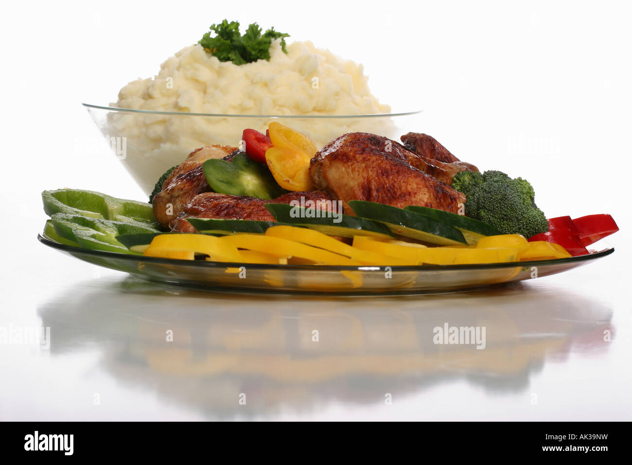 Gebratenes Hühnerfleisch auf einem Glasteller und Gemüsemahlzeiten-Nahrungsmittelofen ein Gericht isolierter Ausschnitt auf weißem Hintergrund niemand schließt typische Hi-res Stockfoto