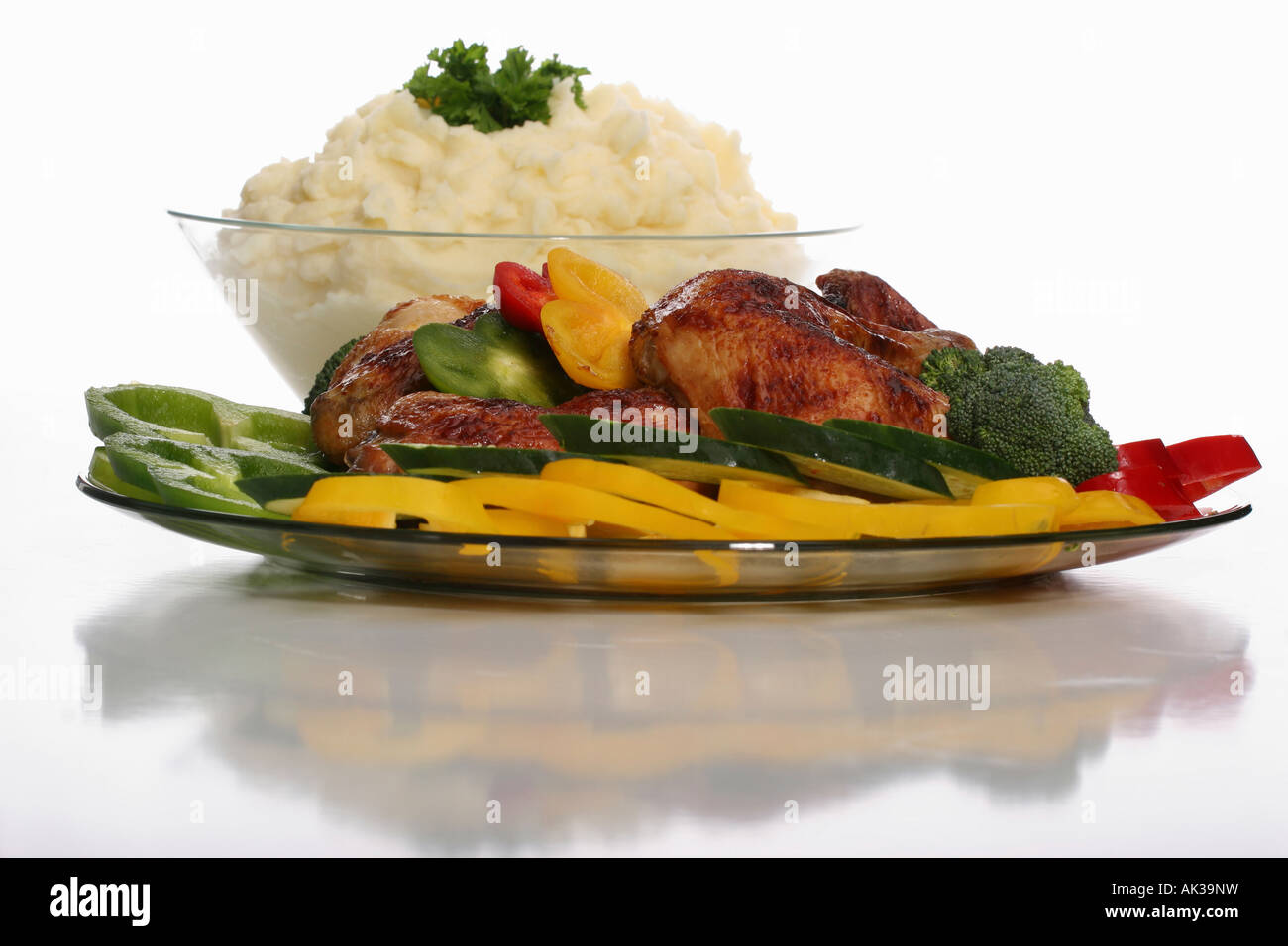 Geröstetes Hähnchenfleisch auf einer Glasplatte Gemüsegarnitur isolierter Ausschnitt Ausschnitt Bilder große hohe Auflösung in den USA horizontale Hi-res Stockfoto