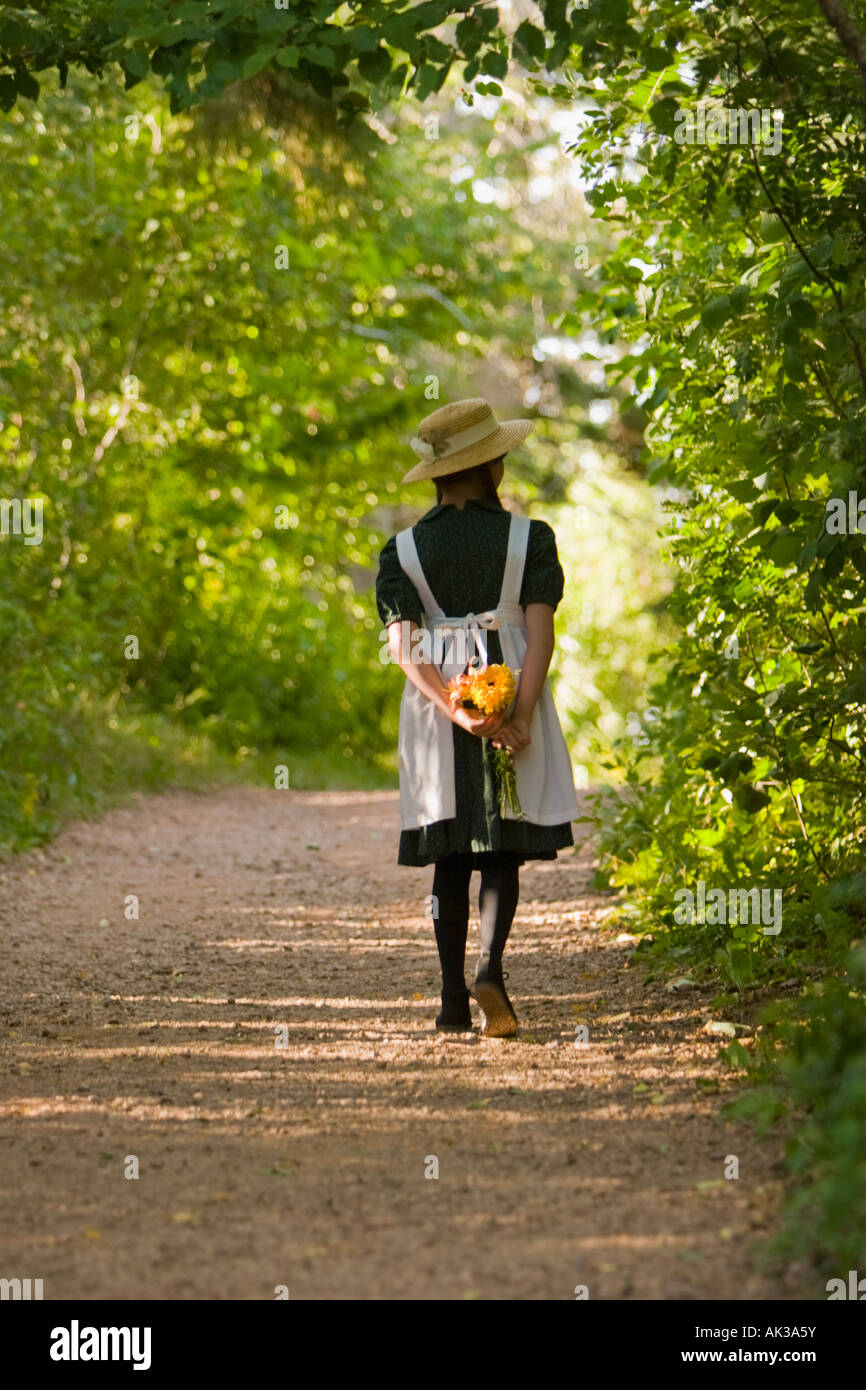 Junges Mädchen mit Hut und Zöpfe Anne of Green Gables zu Fuß durch Liebhaber s Lane von Green Gables nach Hause Cavendish PEI Canada Stockfoto