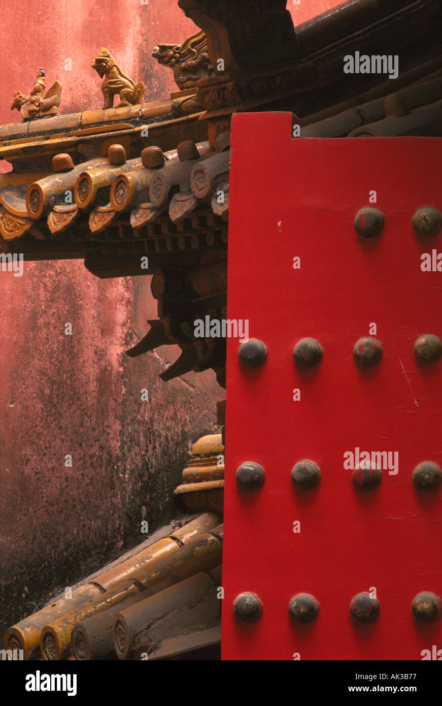 Altes Rotes Tor mit gelb glasierten Architektur verbotenen Stadt Peking China Stockfoto