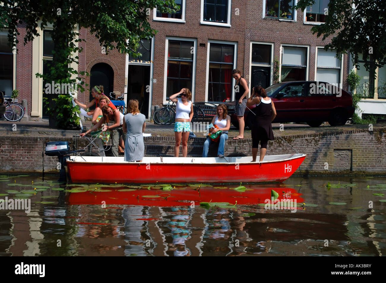 Mädchen gehen auf eine Sommer-Kanal-Fahrt in ihrem Boot, in der Universität Leiden, Niederlande Stockfoto