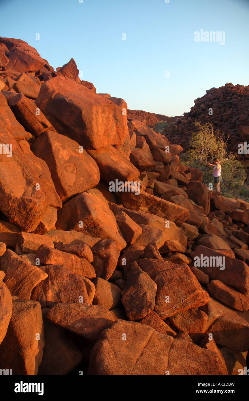 Touristen, die alte Aborigines Kunst Seite an tiefe Schlucht, Burrup-Halbinsel, Western Australia Stockfoto