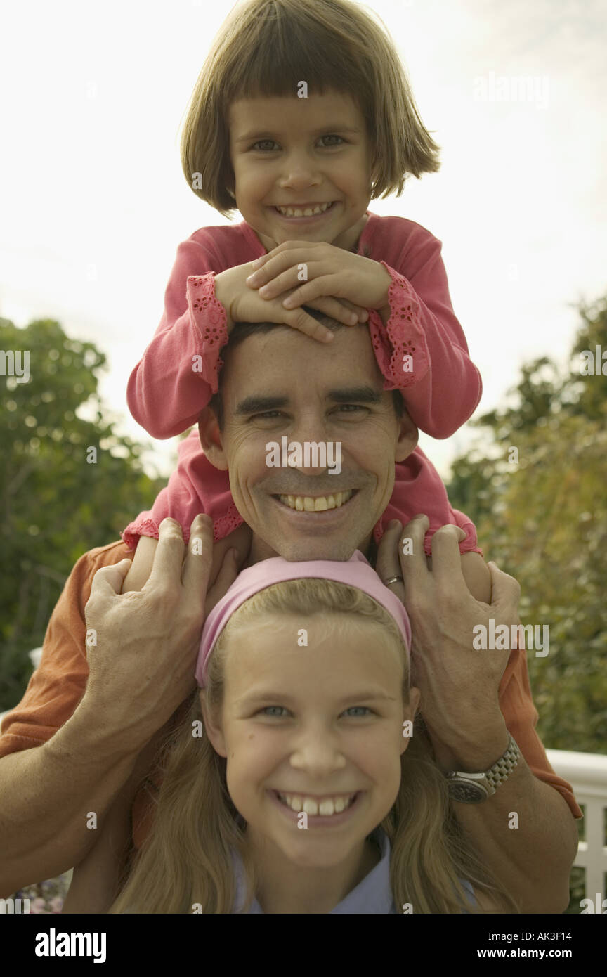 Ein Vater mit seinen beiden Töchtern Stockfoto