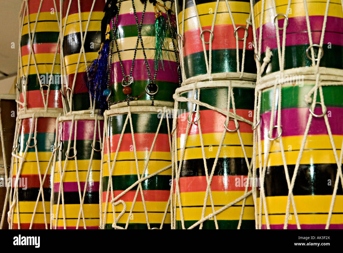 Dhol Trommeln in einem indischen Musikshop in Southall uk häufigsten von Bhangra Trommler Stockfoto