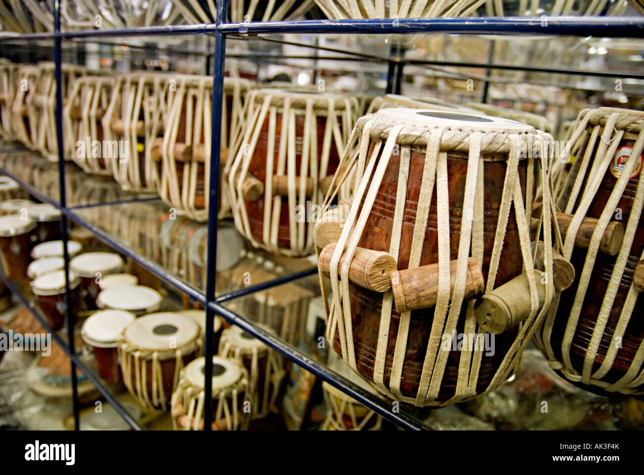 kleine Tabla-Trommeln in einem indischen Musikshop in Southall uk häufigsten von Bhangra Trommler Stockfoto