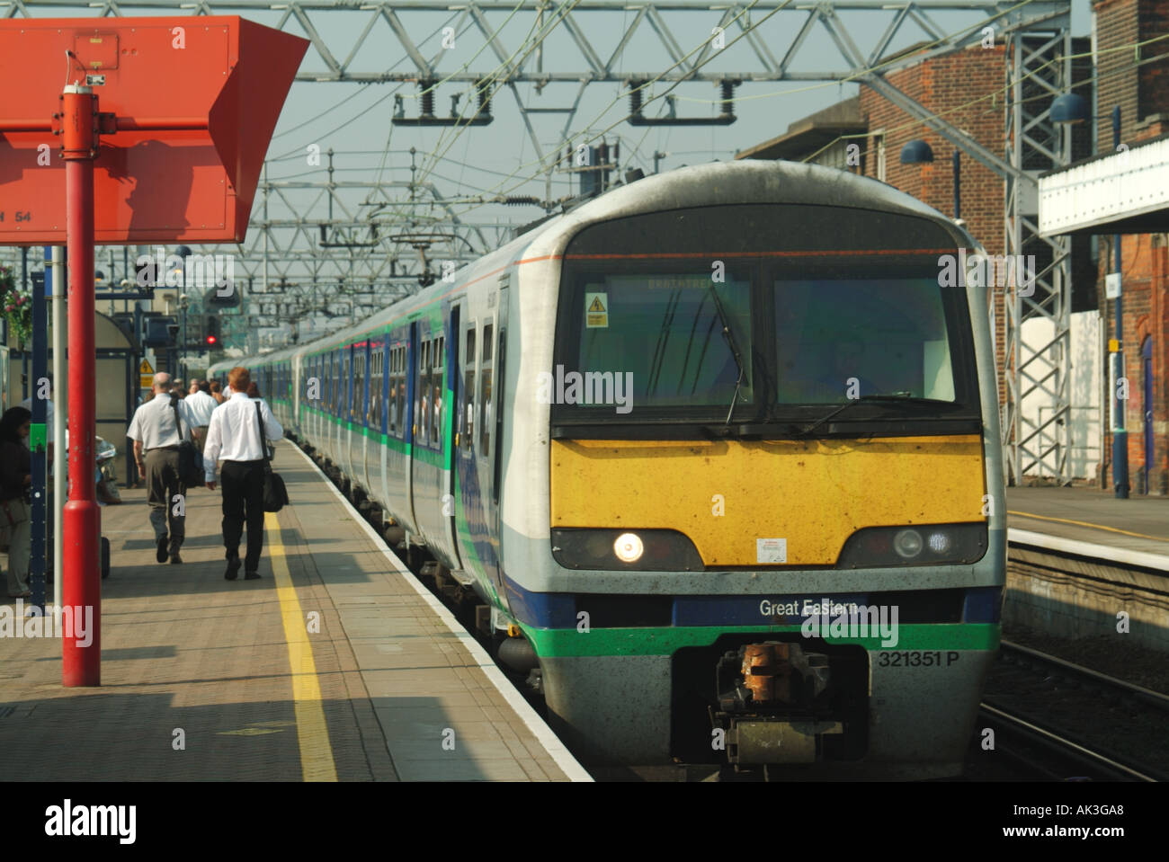 Stratford Bahnsteig erster Great Eastern Zug für Braintree abfahrende Passagiere auf Bahnsteig Stratford Newham East London England Großbritannien Stockfoto