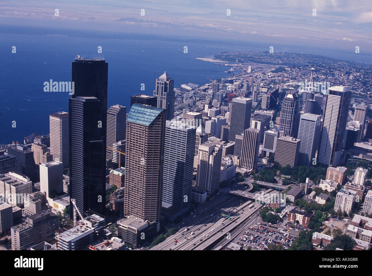 Downtown Seattle ist am Rande von Elliot Bay mit Blick auf Puget Sound und die Olympic Mountains gebaut Stockfoto