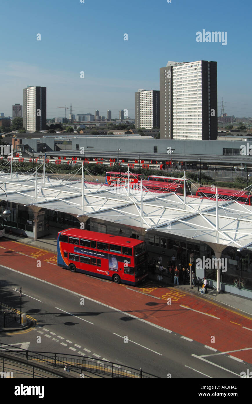 Stratford Bus Station Teil der Verkehrsknotenpunkt Komplex mit Doppel- und Einzelzimmer Deckers Abholer Stockfoto