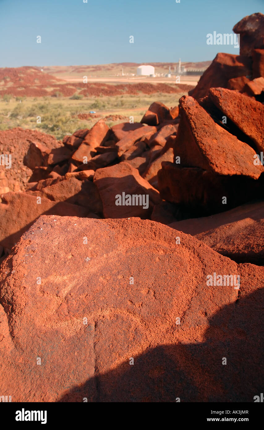 Nähe der Schwerindustrie zu unbezahlbaren alten Aborigines Kunst vor Ort der tiefen Schlucht Burrup Halbinsel Western Australia Stockfoto