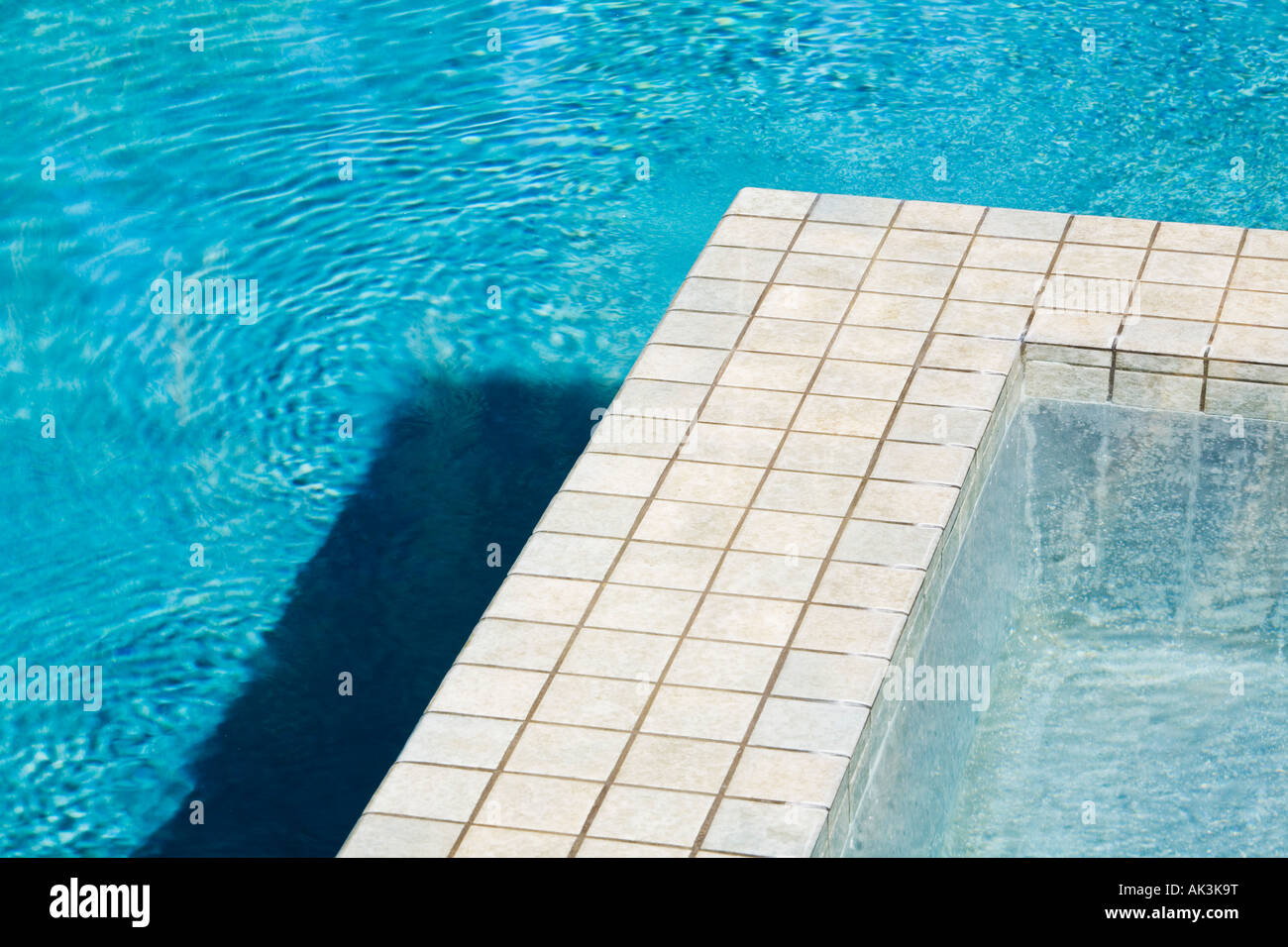 Swimming Pool und Jacuzzi mit Fliese Stockfoto