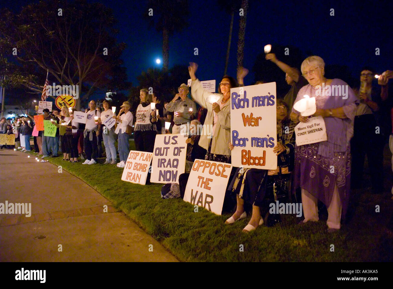 Gegner der U S-Krieg im Irak sammeln in Laguna Beach Kalifornien, USA am 17. August 2005 Stockfoto