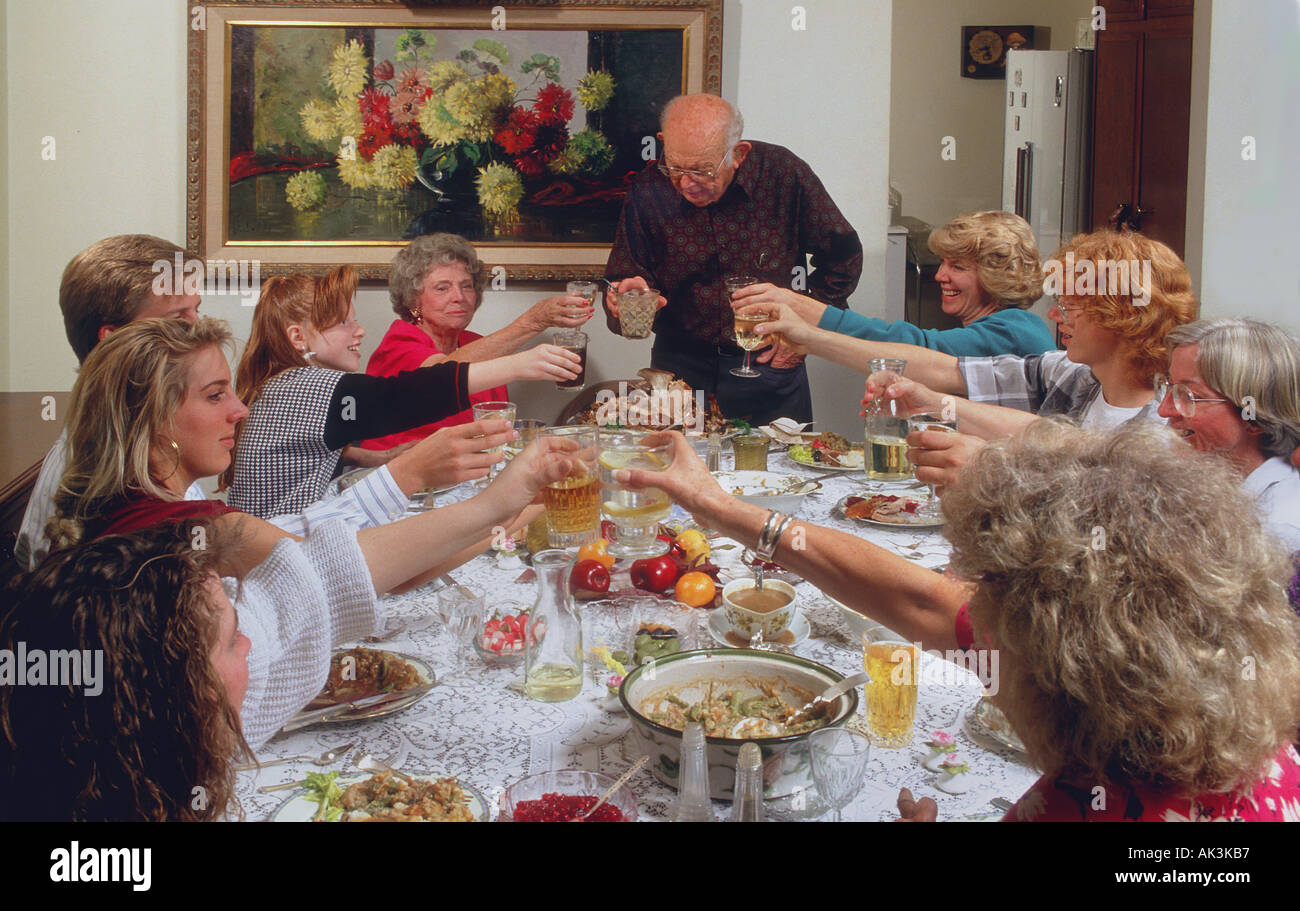 Drei Generationen versammeln sich zum Thanksgiving-Dinner in Laguna Niguel California als Großvater die traditionellen Türkei schnitzt Stockfoto