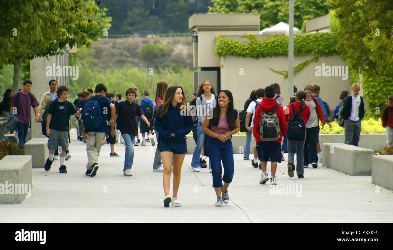 Mittelschüler / innen knüpfen im Freien zwischen Klassen in Aliso Viejo Kalifornien USA ethnische Notenbereich von Studenten Stockfoto