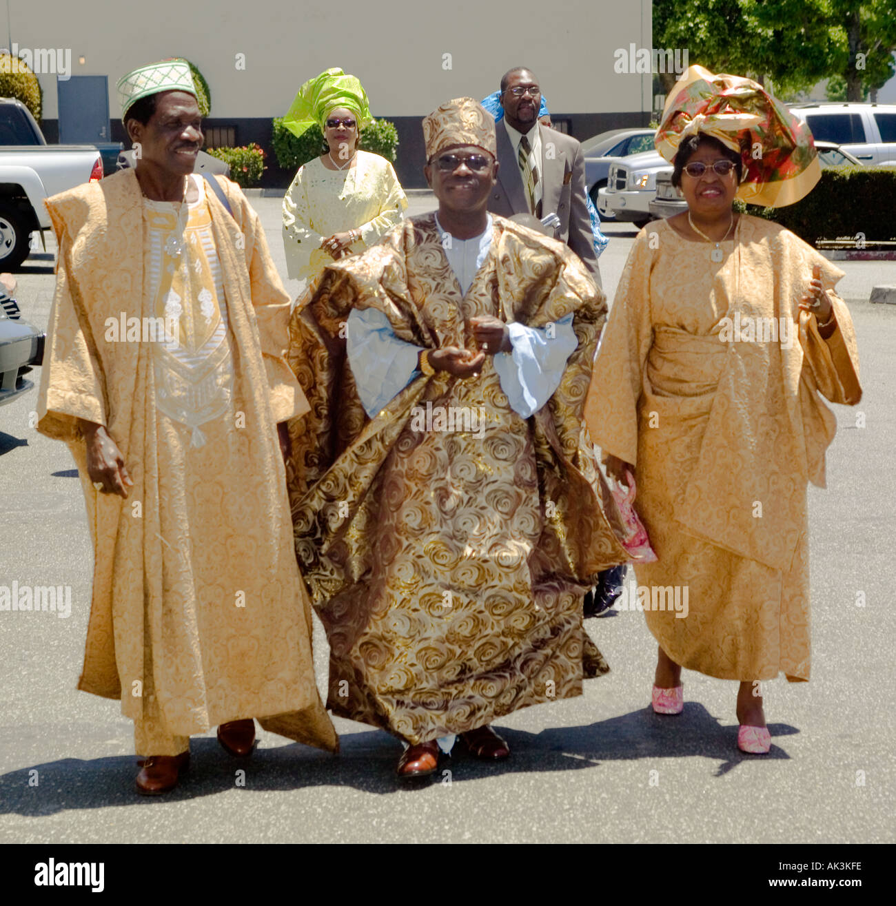 Gekleidet in die zeremoniellen Gewänder der Yoruba Stamm Nigeria eine Mischrasse Hochzeit in Santa Ana, Kalifornien zu erreichen Stockfoto