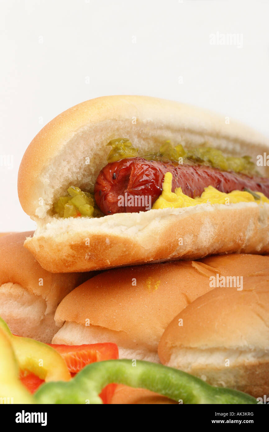 Hot Dog mit gerösteter Wurst, Nahaufnahme von vorne, Bilder, Fotos, Fotografie, Verkauf auf Alamy, vertikal, in den USA, US, hochauflösend Stockfoto