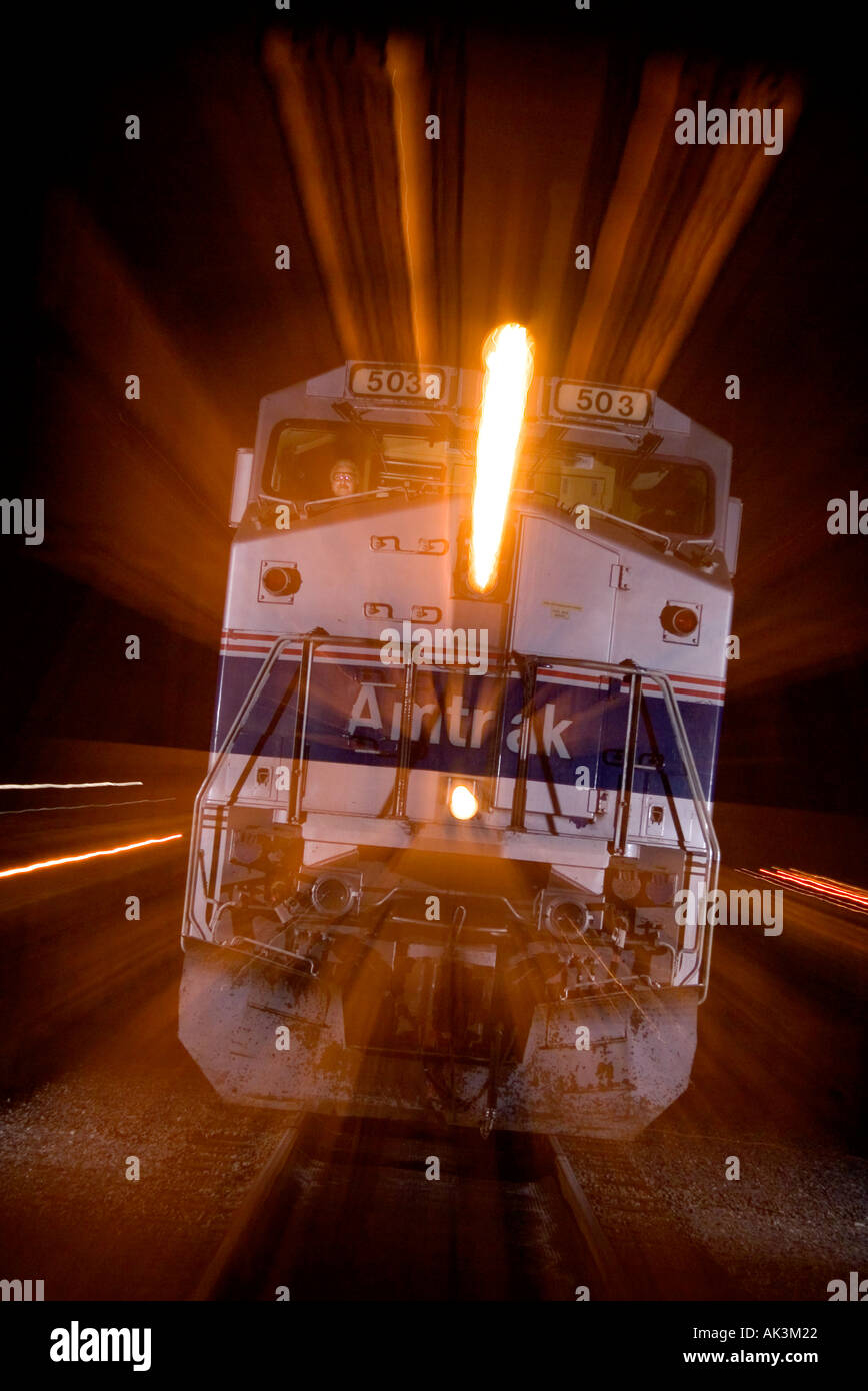 Eine Diesel-elektrische Lokomotive Geschwindigkeiten nach unten die Tracks in der Nacht in Kalifornien Stockfoto