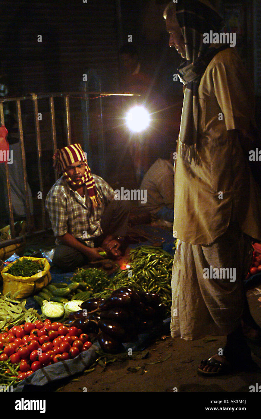 Zwei Männer auf einem outdoor-Food-Markt in Indien Kolkatta Stockfoto