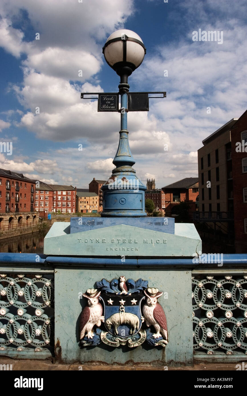 Zentrale Lampe auf Leeds Brücke mit Leeds Wappen unter in Leeds, West Yorkshire England Stockfoto