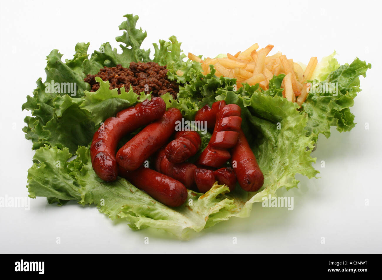 Gebratene Würste mit Pommes Beef Chili Fleisch Fast Food von oben isoliert ausgeschnitten Sale auf alamy n USA US hochauflösend Stockfoto