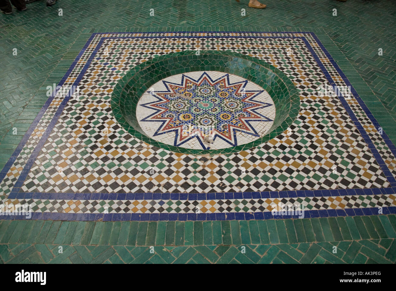 Brunnen in der zentralen Innenhöfe des Musee de Marrakesch in einem restaurierten 19. Jahrhundert Riad befindet sich Marokko. Stockfoto