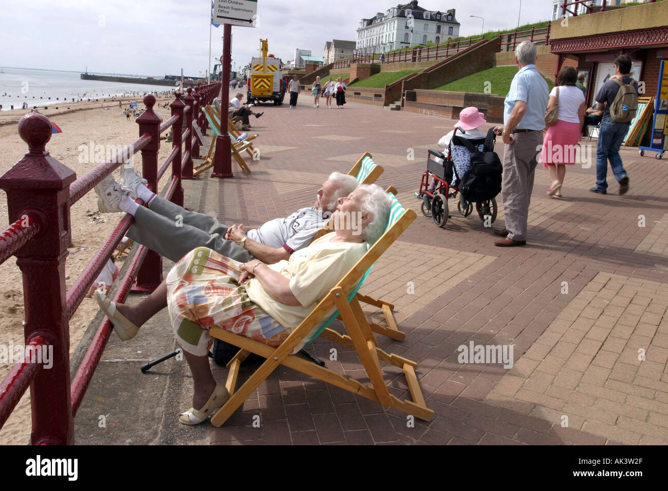 Älteres Ehepaar in der Sonne auf Liegestühlen am Strand schlafen. Bridlington, Großbritannien Stockfoto