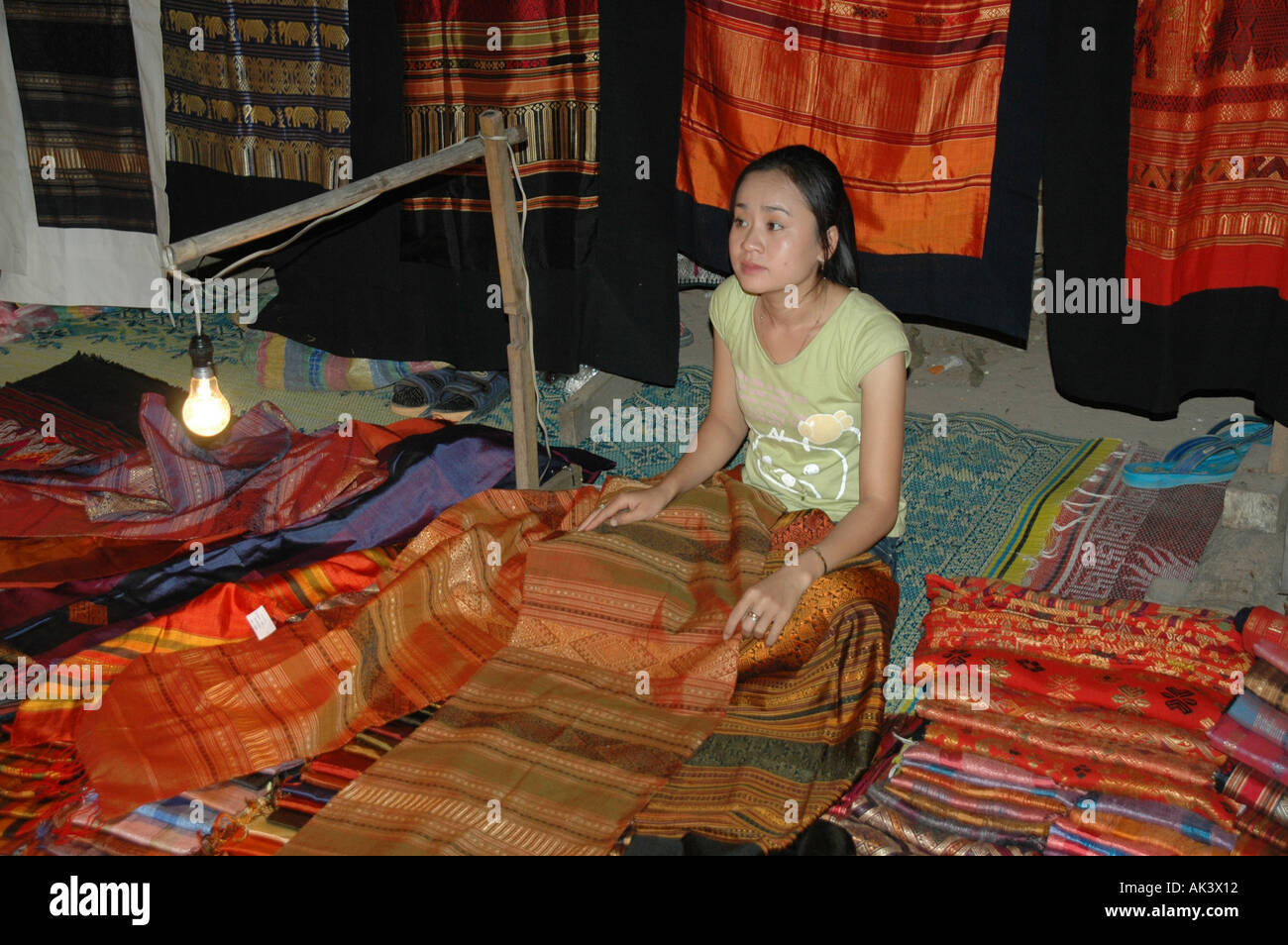 Junge Frau verkauft Seide Schals auf dem Nachtmarkt Luang Prabang Laos Stockfoto