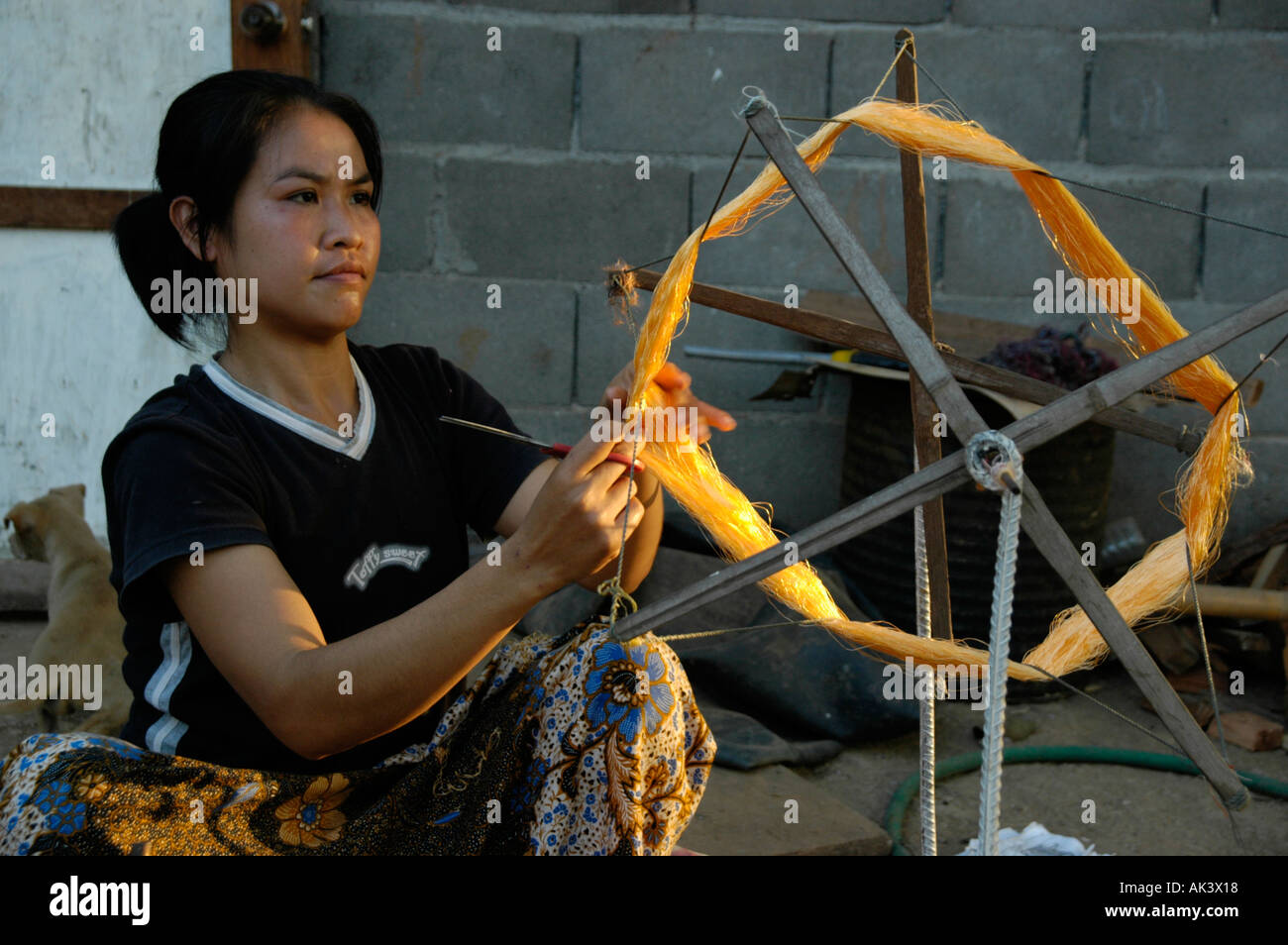 Junge Frau dreht sich orange Seide Luang Prabang Laos Stockfoto