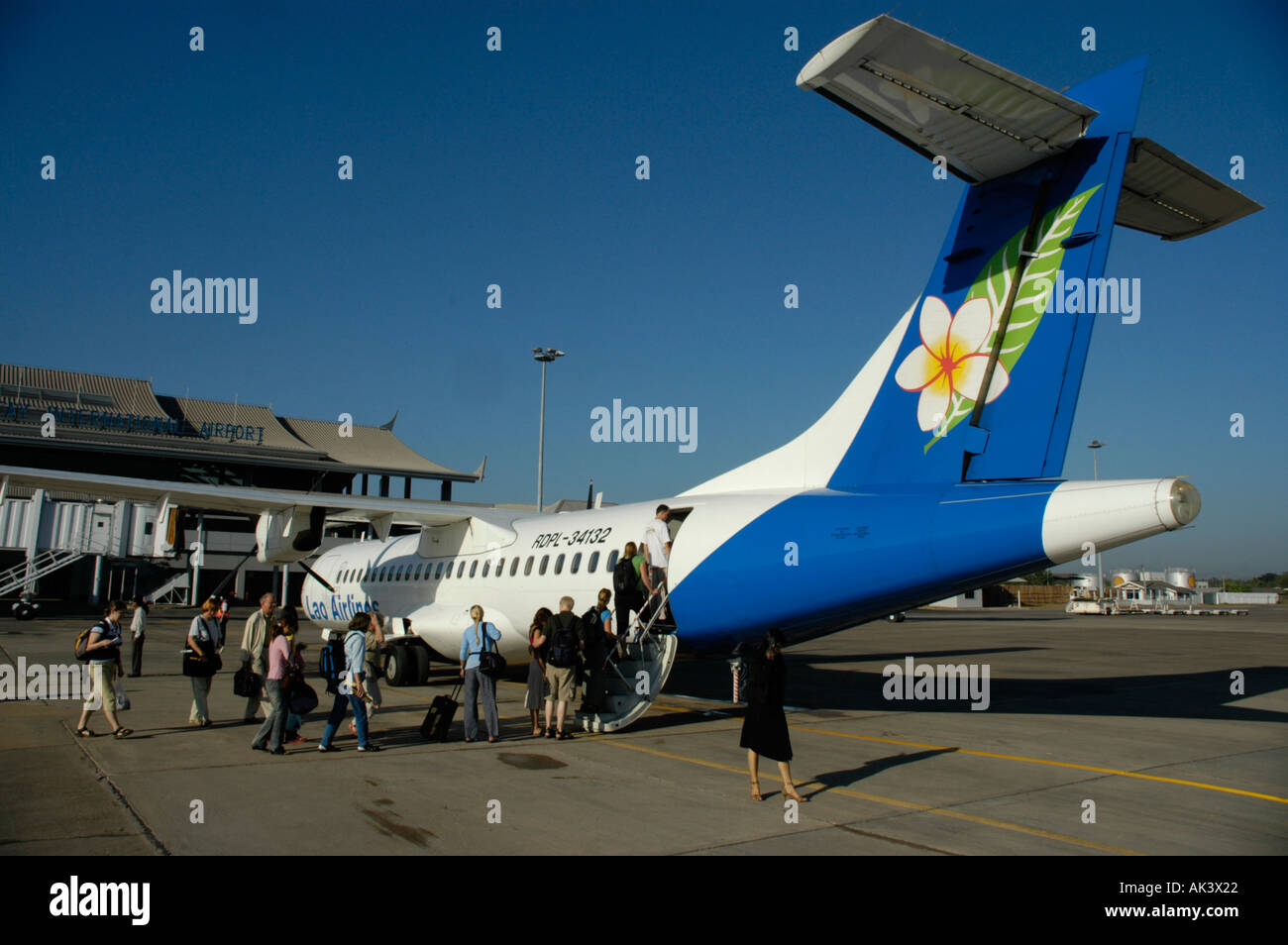 Flugzeug von Lao Airlines mit der Eingabe von Kunden am Flughafen Vientiane Laos Stockfoto