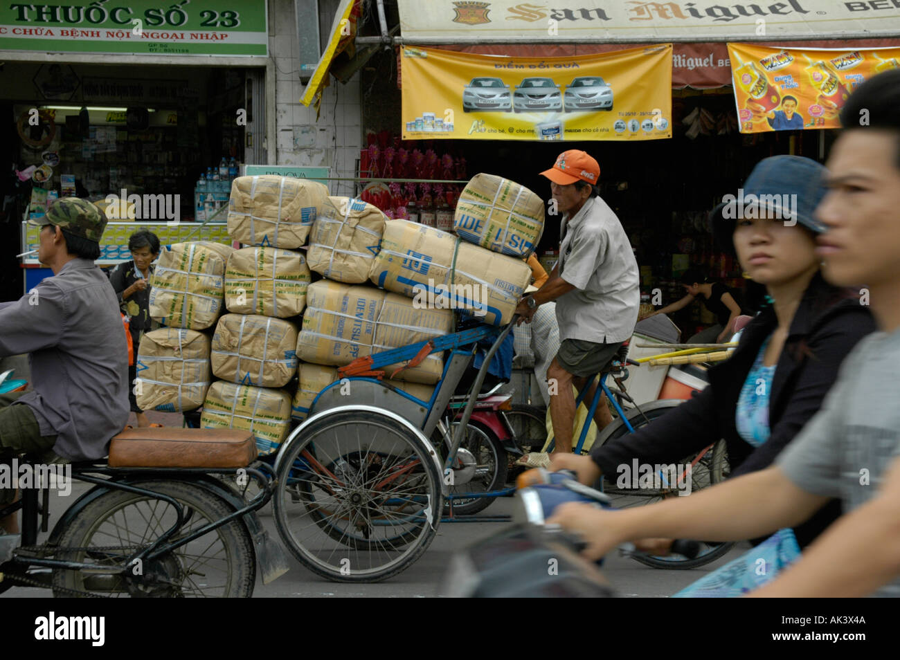 Schwer beladen Cyclo im dichten Verkehr Ho Chi Minh Stadt Saigon Vietnam Stockfoto